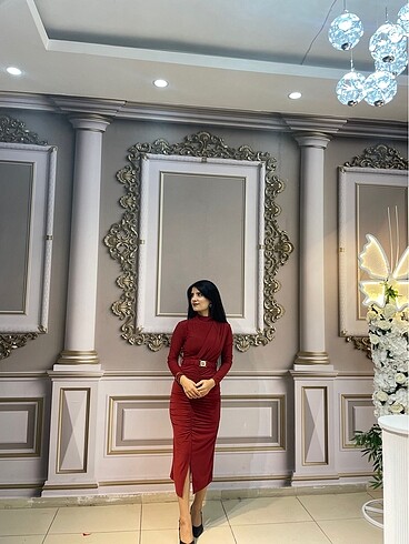 Bordo yırtmaç detaylı elbise