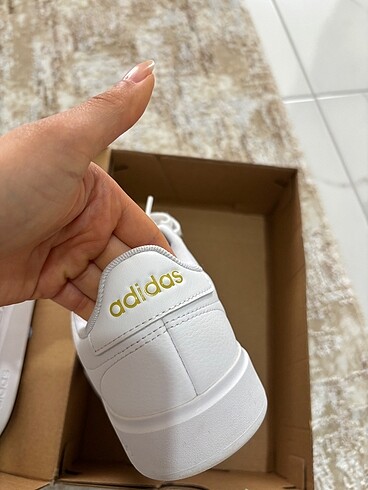 37 Beden beyaz Renk Adidas kadın ayakkabı