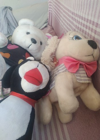 Renkli ve Beyaz Peluş Oyuncaklar
