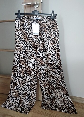 Bershka marka leopar desenli pantolon. 