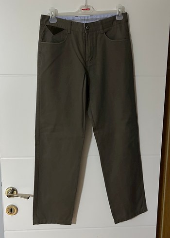 Gri- kahverengi kumaş pantalon.