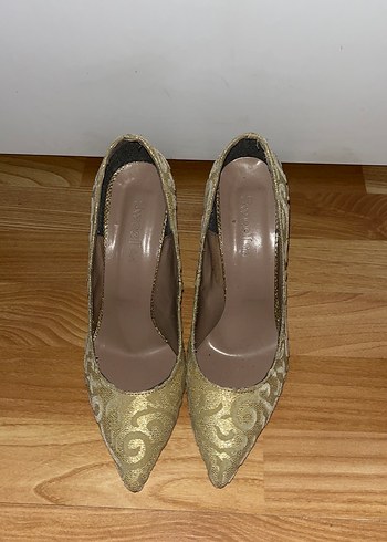 Diğer Altın Renkli Dantel Detaylı Stiletto