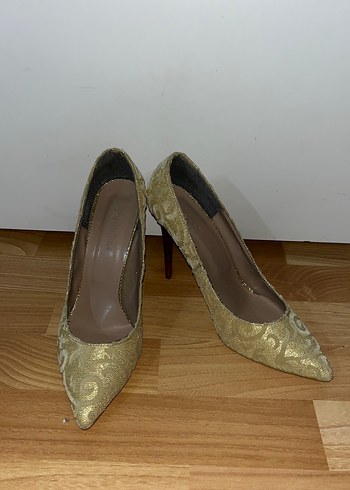 Altın Renkli Dantel Detaylı Stiletto