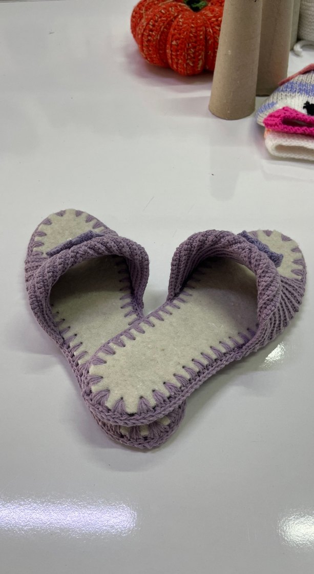 Mor Örgü Ev Terlikleri Çiçek Detaylı - Görsel 2