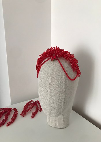 Kırmızı Boncuklu Örgü Saç Aksesuarı