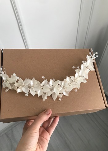 Beden Boncuklu Beyaz Kağıt Çiçek Saç Aksesuarı