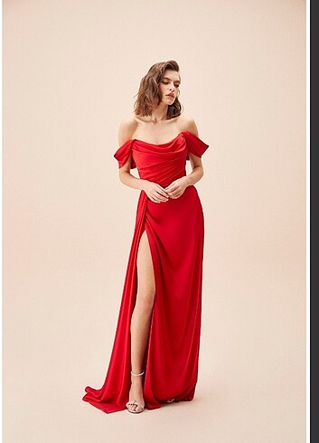 Kırmızı saten elbise 