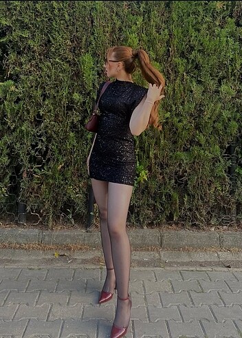 Siyah vatkalı pullu elbise
