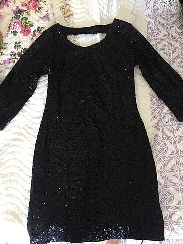 Siyah pullu kısa elbise