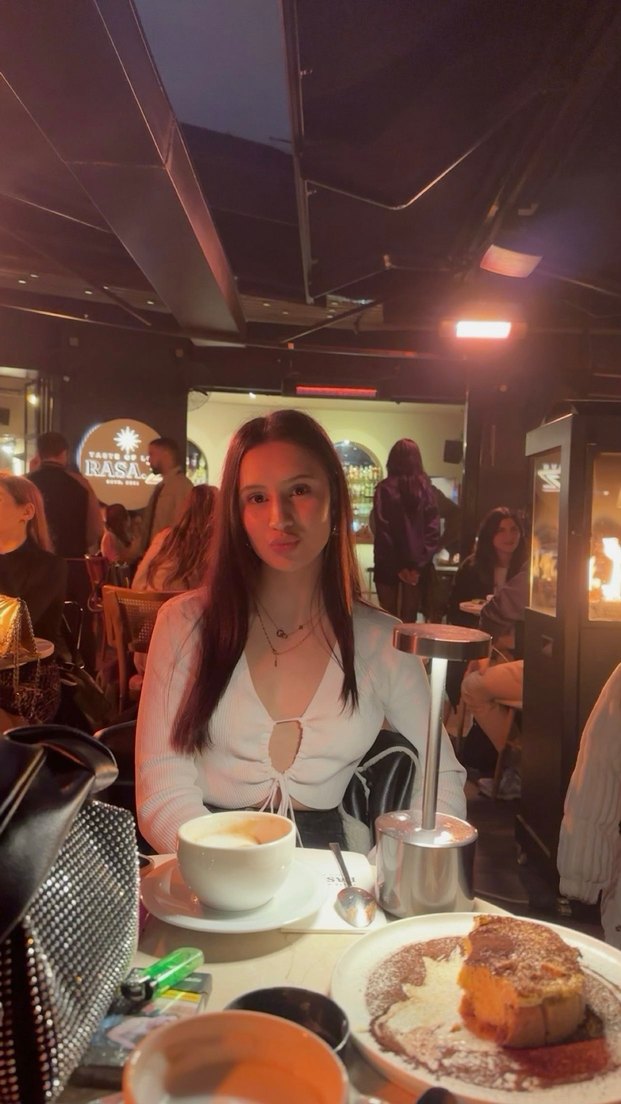 Beyaz V Yakalı Elastik Bel Detaylı Bluz - Görsel 4