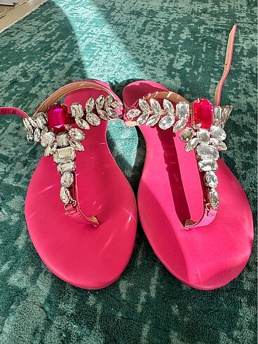 Zara Pembe taşlı sandalet