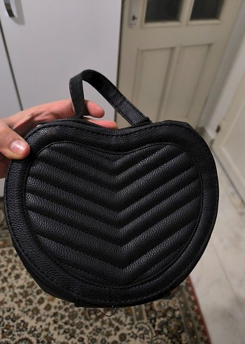 Siyah Kalp Desenli Deri Kadın Çanta