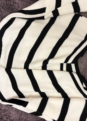 Kadın Beyaz Siyah Çizgili Boğazlı Kazak - Görsel 4