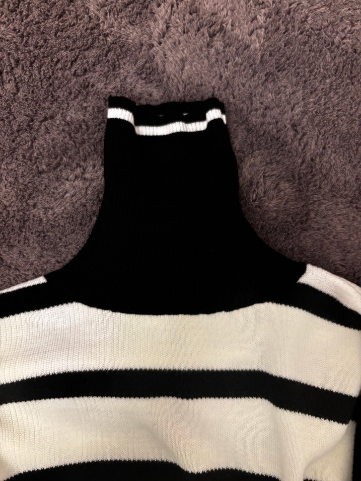 Kadın Beyaz Siyah Çizgili Boğazlı Kazak - Görsel 3