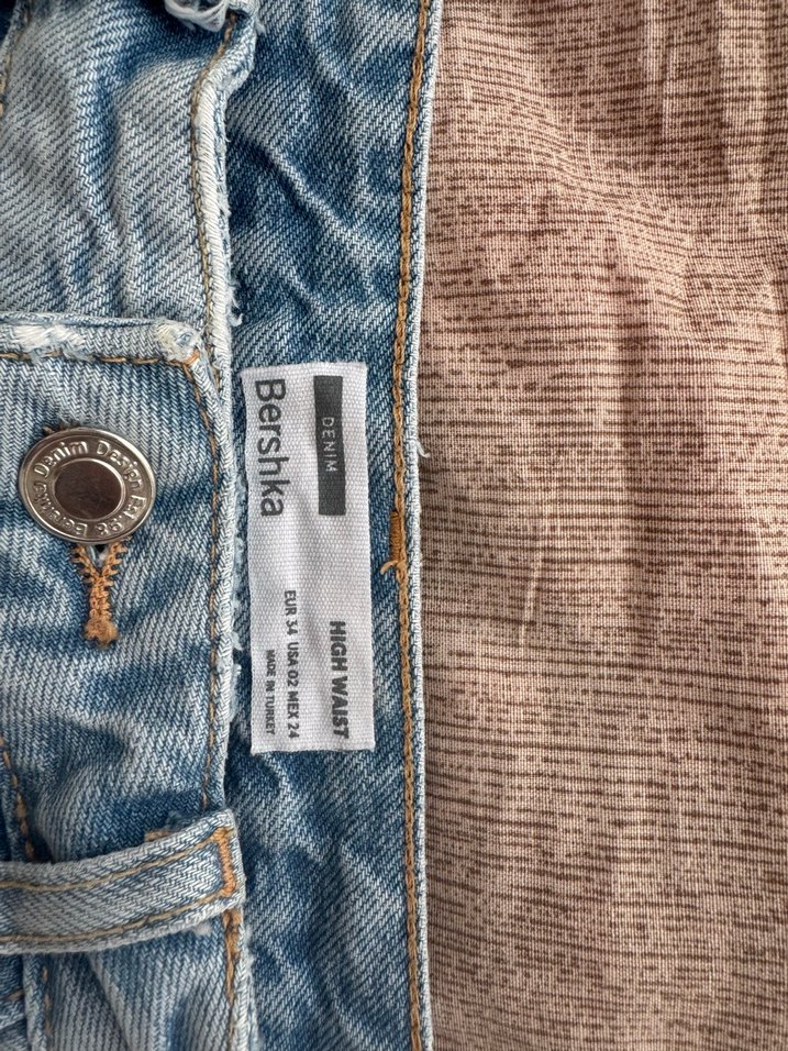 Kadın Yırtık Mini Denim Şort - Görsel 3