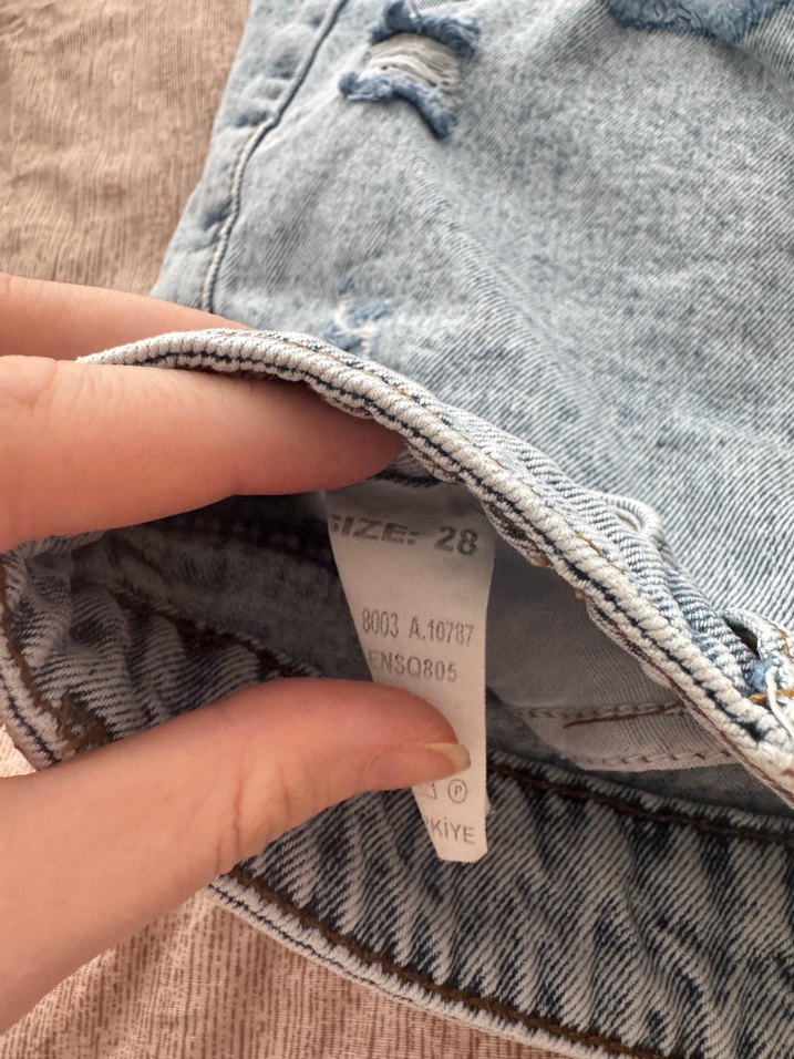 Yırtık Detaylı Gri Kadın Mini Denim Şort
Addax - Görsel 3