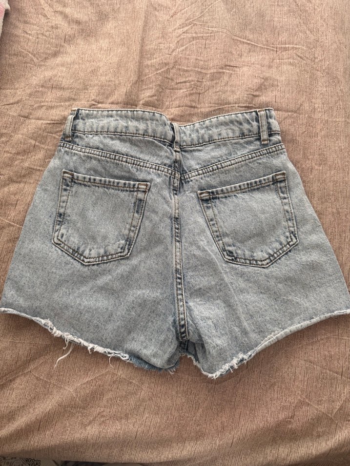 Yırtık Detaylı Gri Kadın Mini Denim Şort
Addax - Görsel 2