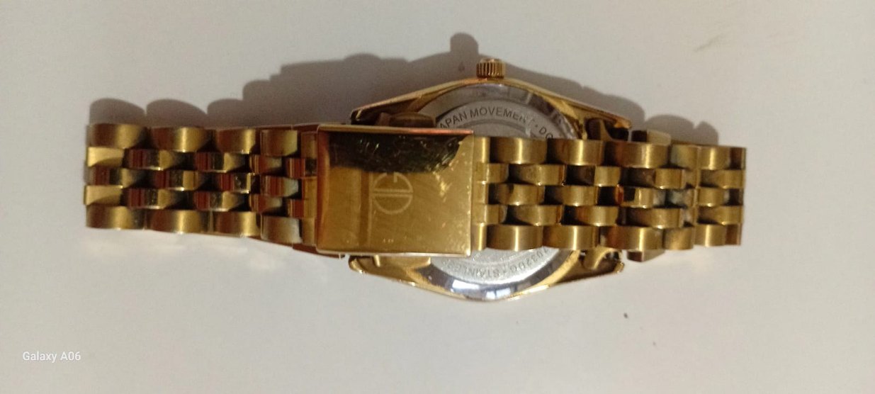 Parlak Altın Kadın Saati - Dave Guner - Görsel 3