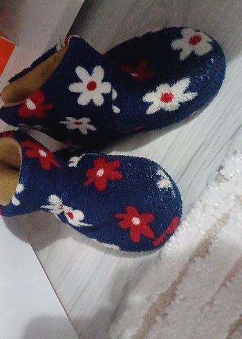 Beverly Kids Kız Çocuk Çiçek Desenli Sıcak Örgü Ev Terliği