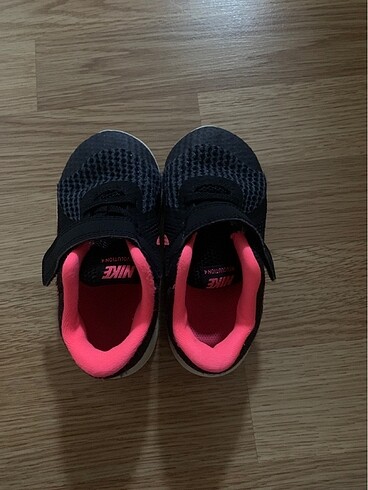 23 Beden Nike kız çocuk 23.5 numara deformesiz
