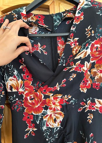 Zara Çiçek Desenli V Yakalı Midi Elbise zara
