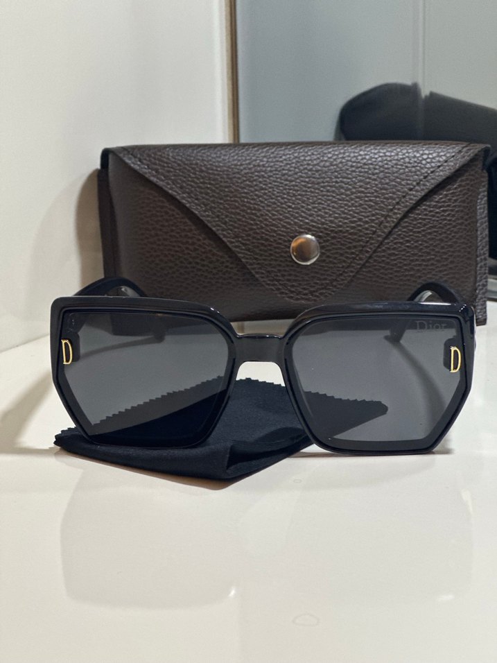 Parlak Siyah Klasik Kadın Güneş Gözlüğü - Görsel 2