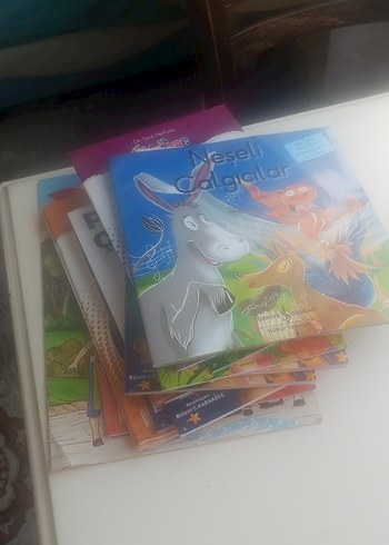 Çocuklar için çeşitli renkli kitaplar - Görsel 2