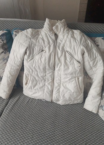 Batik Beyaz Kadin Fermuarli Mini Mont Kapconu Ve Kemeri Yok