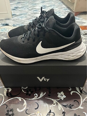42 Beden siyah Renk Nike orijinal spor ayakkabı