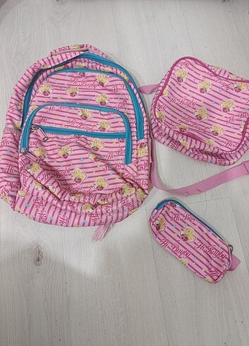 Lisanslı Barbie okul çantası takım. yanında suluk yada yemek kab