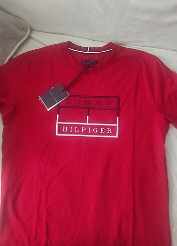 Tommy Hilfiger tişört L beden sıfır ürün orjinal 