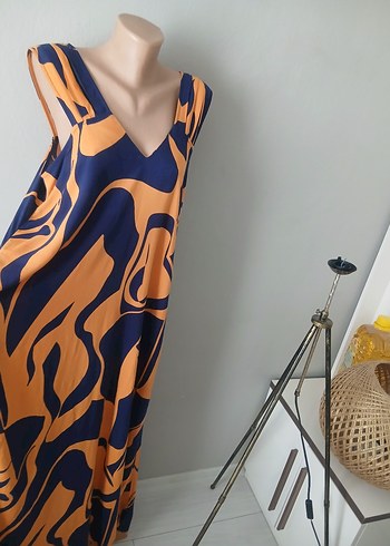 LC Waikiki Renkli Batik Desenli V Yaka Uzun Elbise