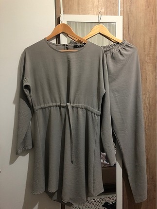 Açık gri tunik pantolon takım beli kemerli