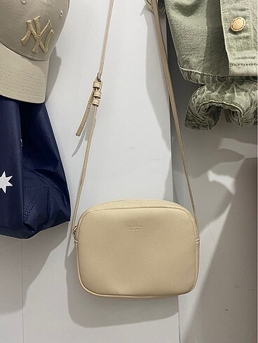 Pull and bear basic krem kol çantası