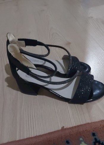 Siyah Tokalı Yüksek Topuklu Abiye Ayakkabı - Görsel 3