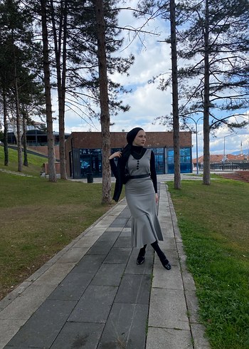 Gri siyah kuşaklı elbise - Görsel 2