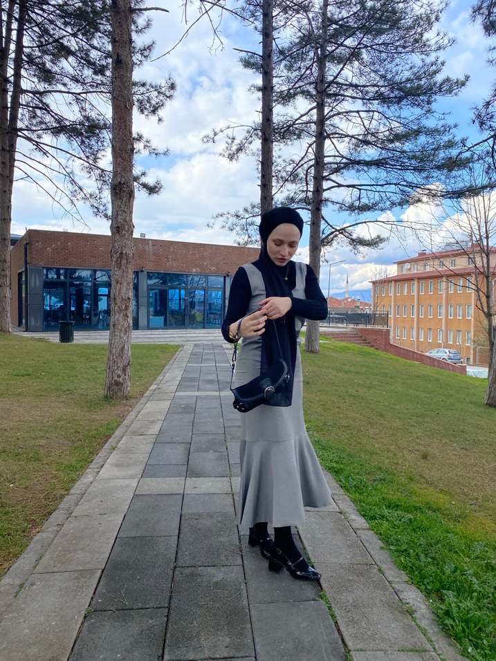 Gri siyah kuşaklı elbise - Görsel 3