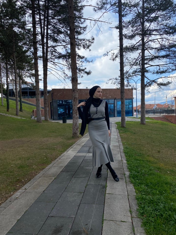 Gri siyah kuşaklı elbise - Görsel 2