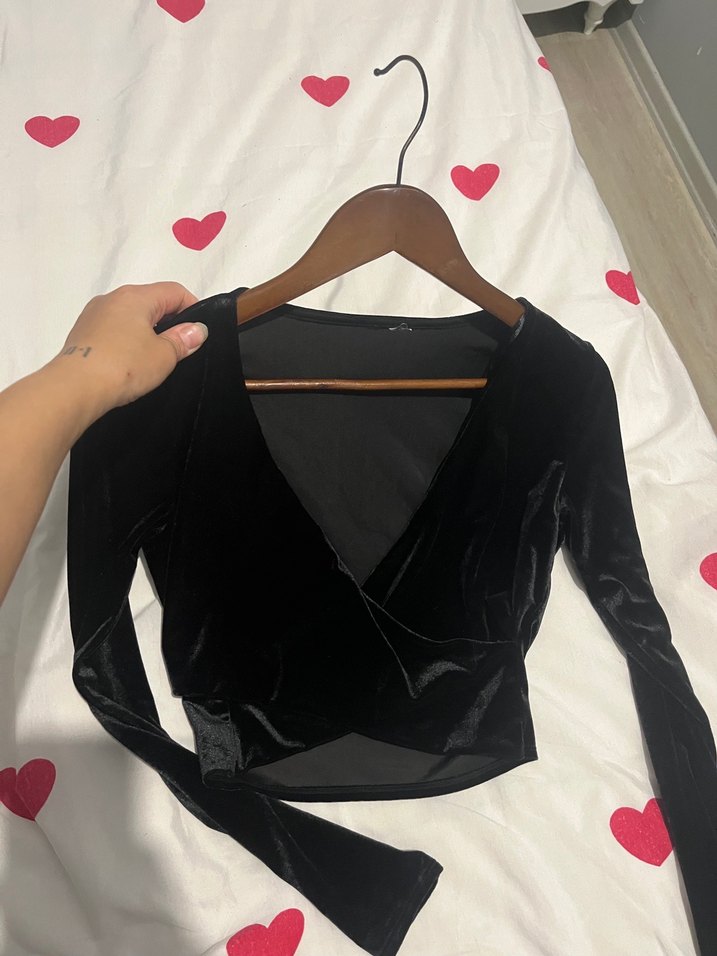 Siyah Süet V Yakalı Düğmeli Gotik Bluz - Görsel 2