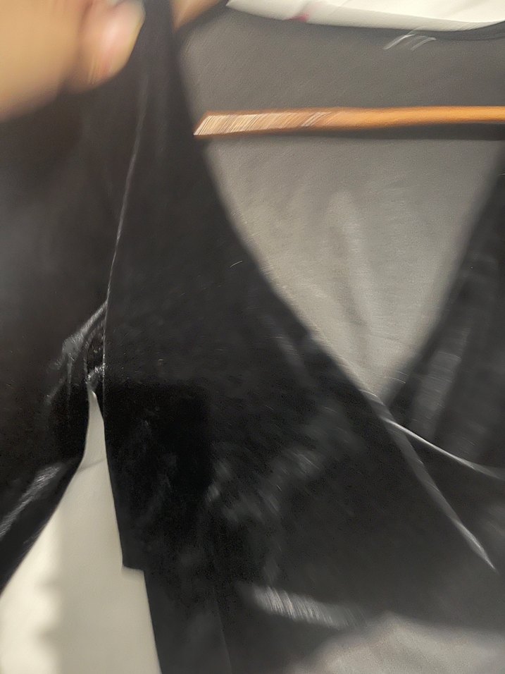 Siyah Süet V Yakalı Düğmeli Gotik Bluz - Görsel 4