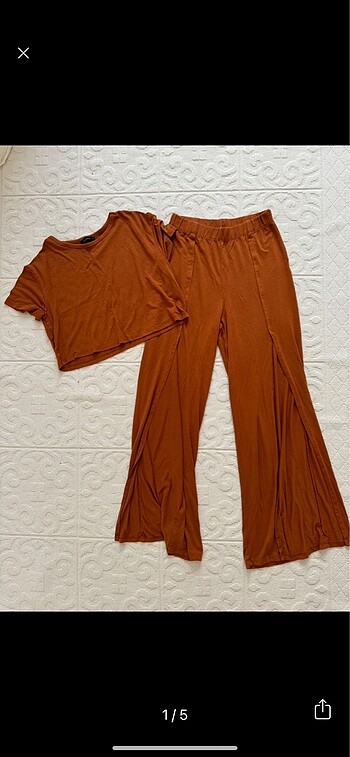 Yirtmacli pijama takimi