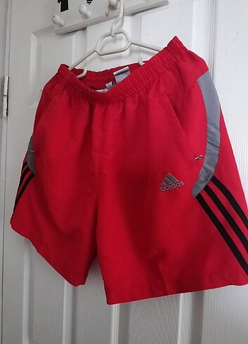 l/xl Beden kırmızı Renk Adidas orjinal şort.