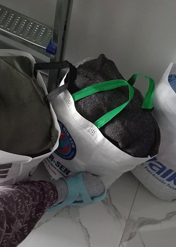 Gri Saklama Çantası, Yeşil Saplı