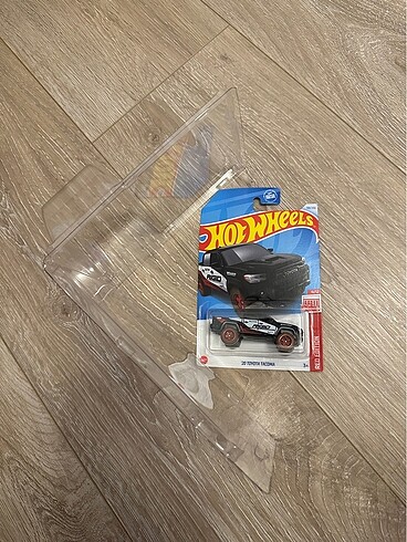 Hot wheels Toyota Tacoma ve Protector