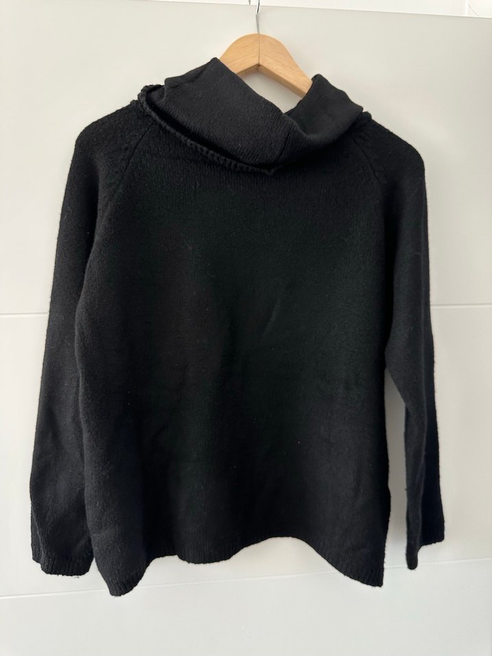 Siyah Yünlü Yüksek Yakalı Kadın Kazak - Görsel 2