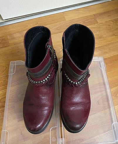 37 Beden bordo Renk Çok az kullandım hiç bir deformasyon yok