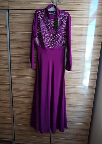 Uzun Mor Boncuk İşlemeli Tesettür Abiye Elbise - Görsel 9