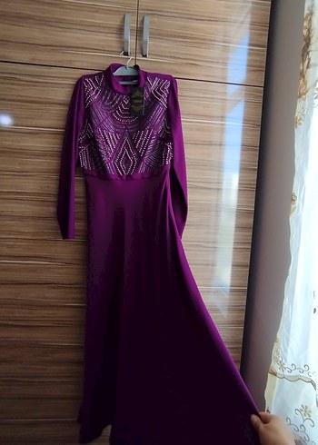 Uzun Mor Boncuk İşlemeli Tesettür Abiye Elbise - Görsel 5