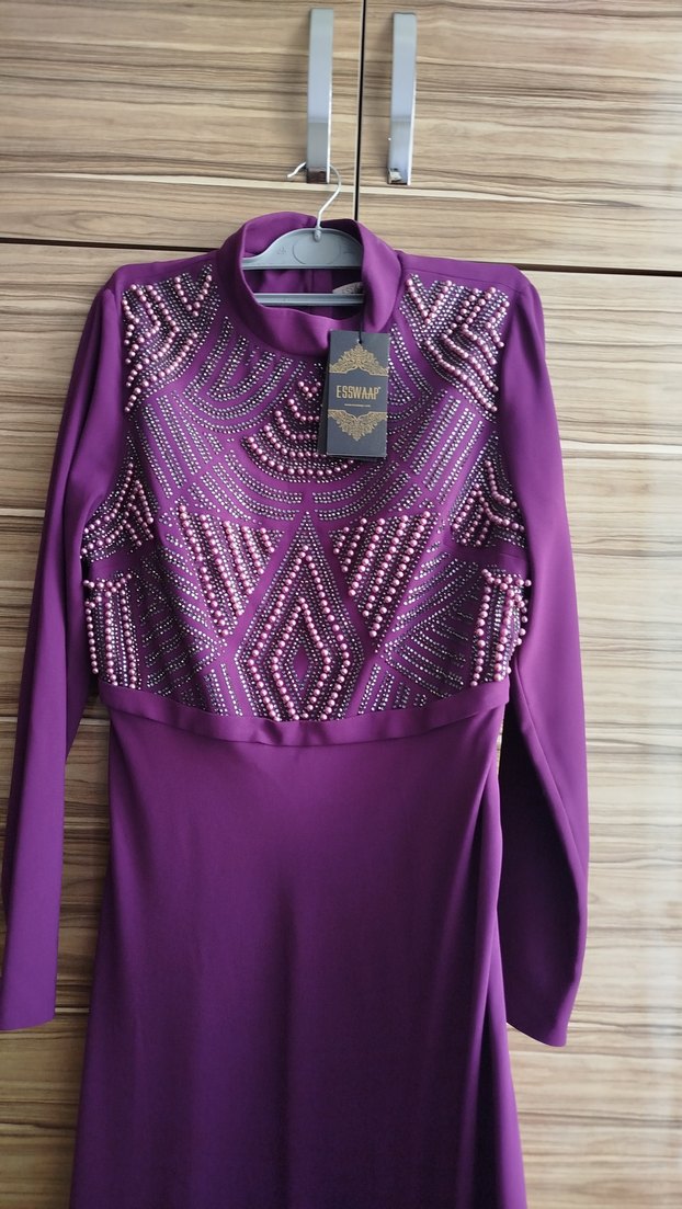 Uzun Mor Boncuk İşlemeli Tesettür Abiye Elbise - Görsel 3