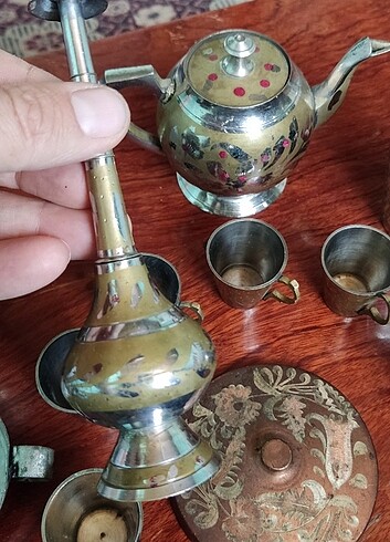 Dekoratif objeler fincan takımı vs.